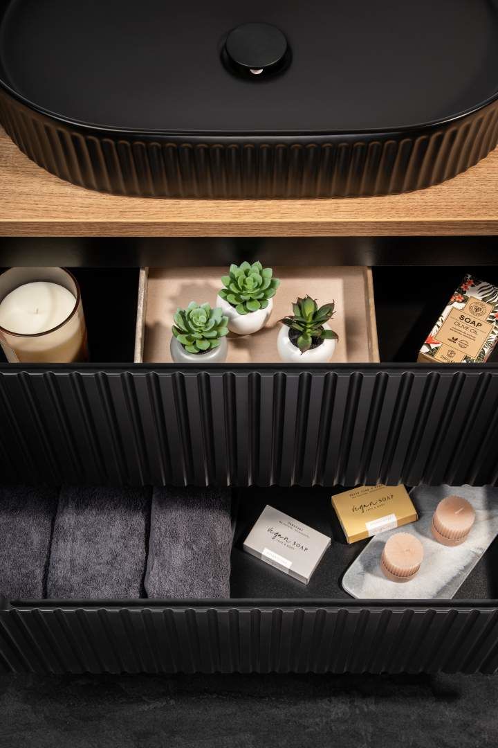 Koupelnová skříňka NOVA ČERNÁ 80-03 - vysoká